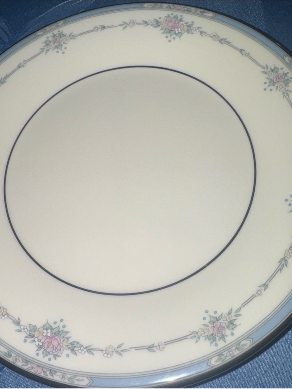Royal Doulton Ivory Dinnerware Set with Pink Rose & Silver Trim-5 piece “Lisa”. - Picture 5 of 6